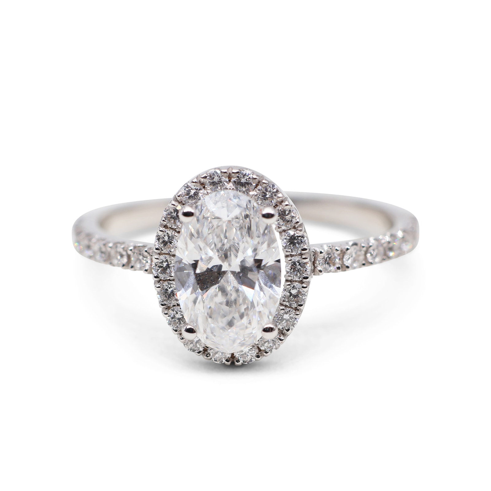 Anillo Rosetón Halo Oval Oro 18 Kilates con Brazo de Diamantes en Pavé