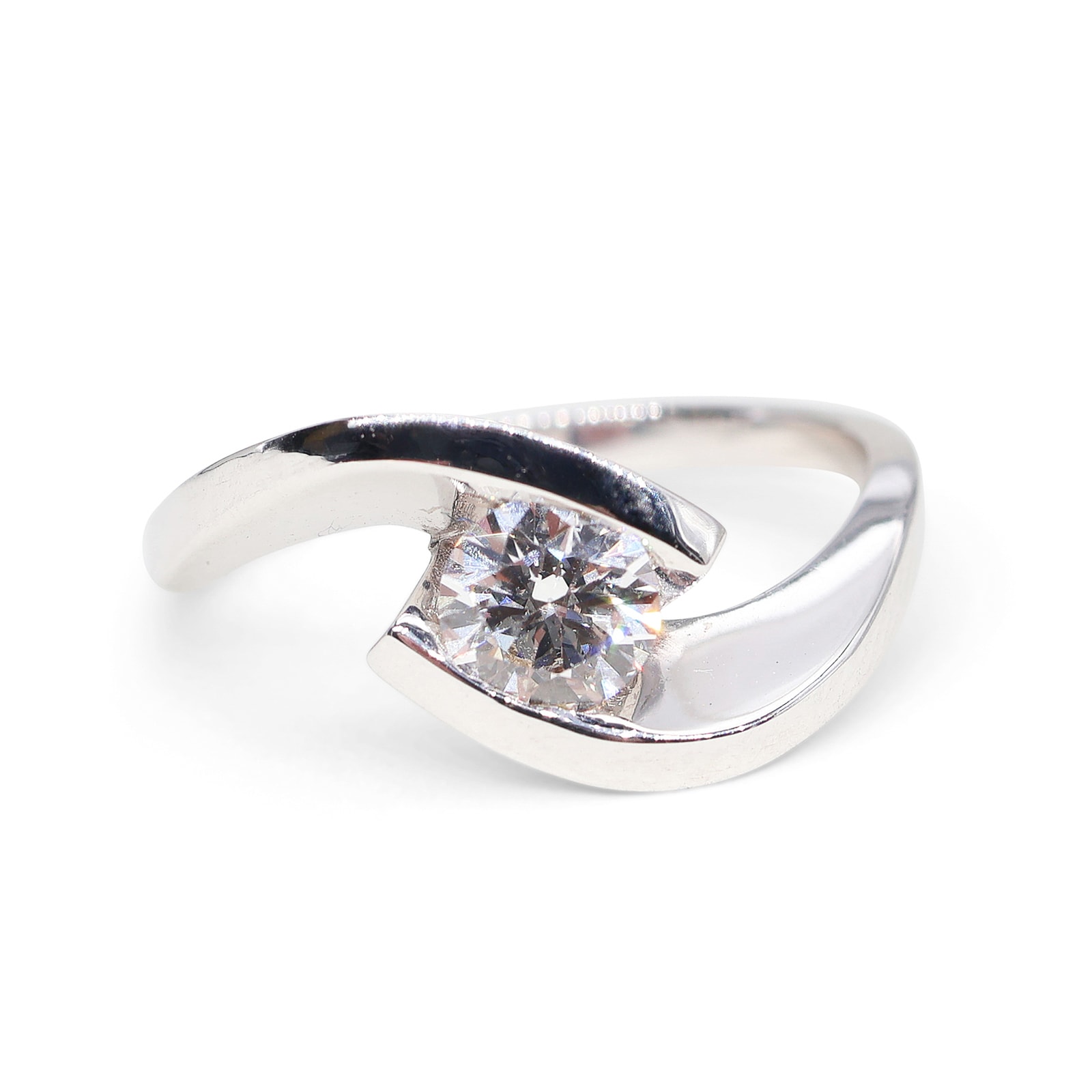 Anillo Solitario Ola Oro 18K con Diamante de Laboratorio Montura en Tensión
