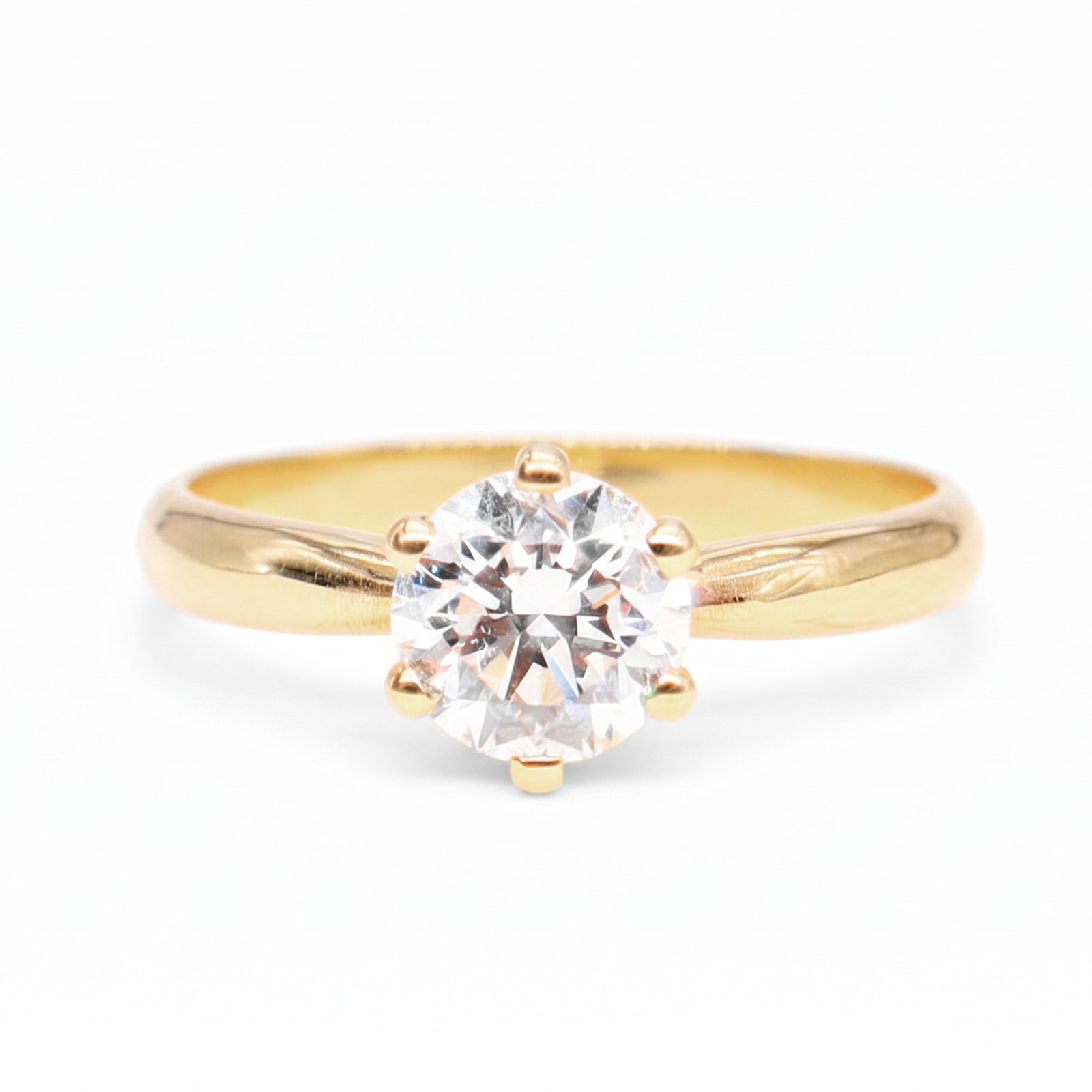Anillo Solitario Oro 18K con Diamante de Laboratorio en 6 Garras en V
