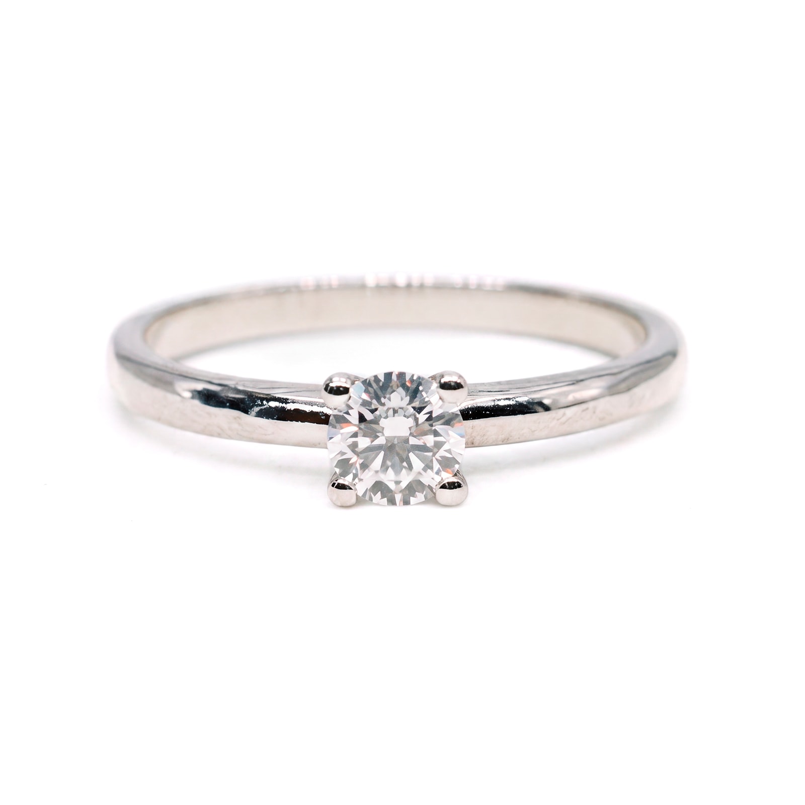 Anillo Solitario Oro 18K con Diamante de Laboratorio en 4 Garras en V