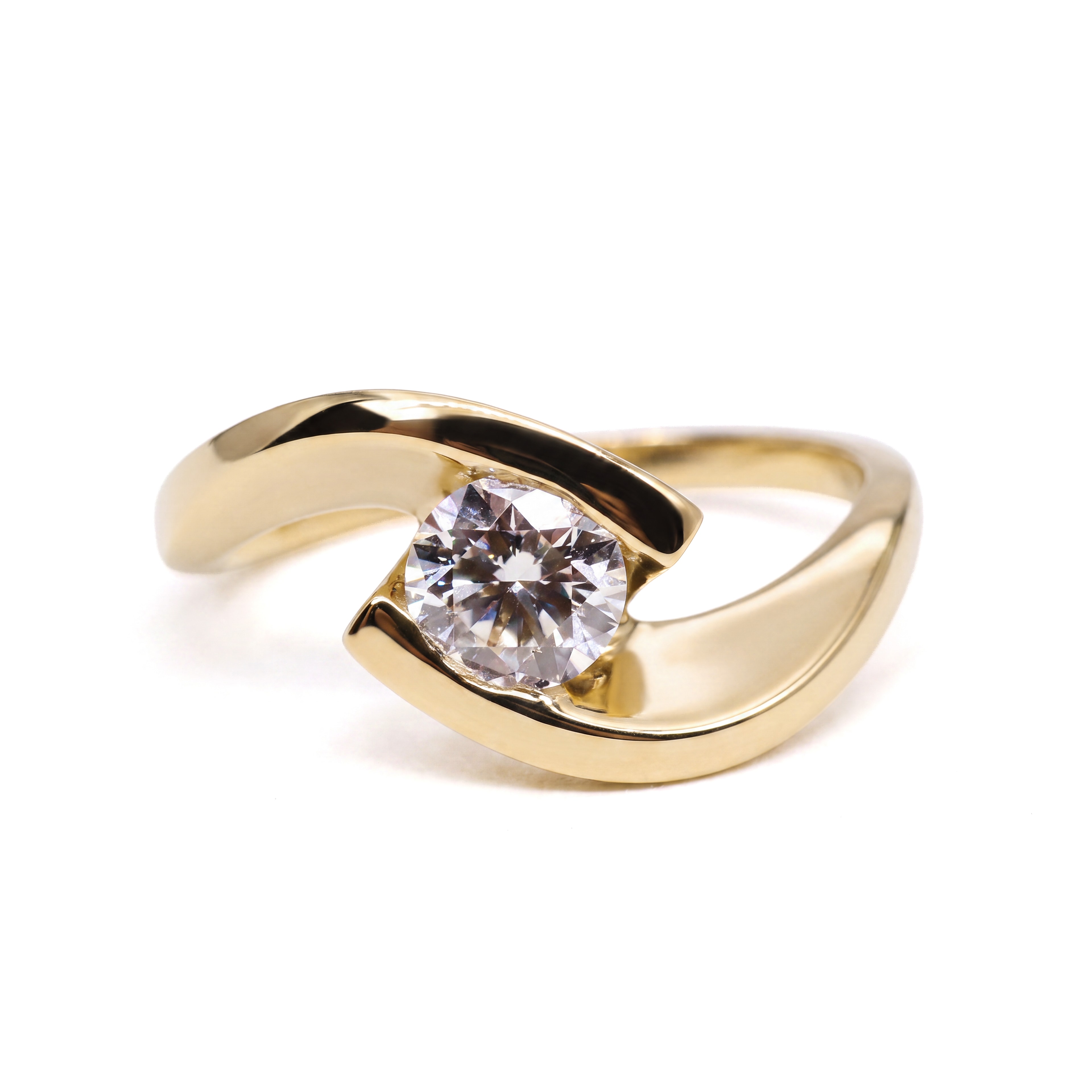 Anillo Solitario Ola Oro 18K con Diamante de Laboratorio Montura en Tensión