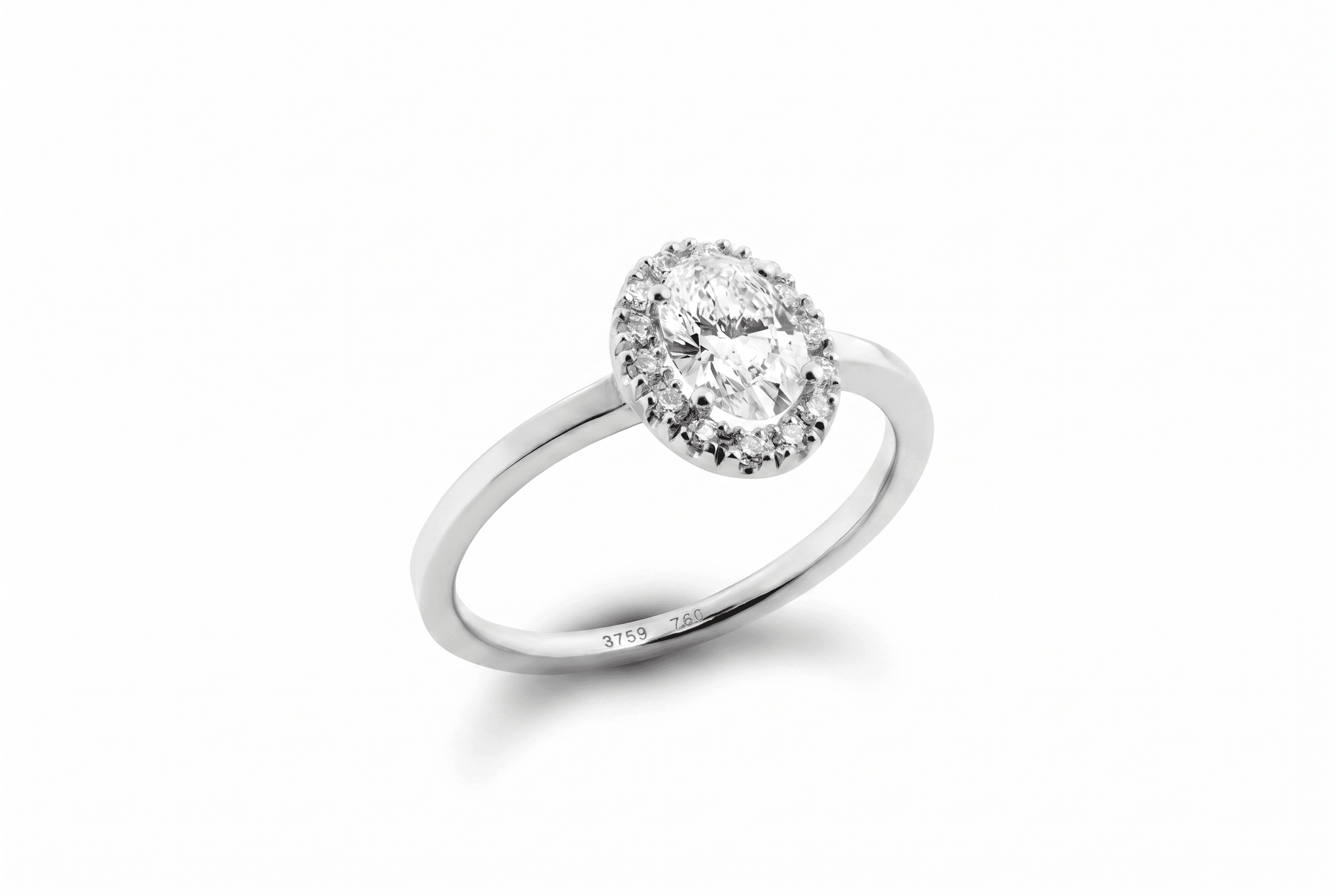 Anillo Rosetón Halo Oval Oro 18K con Diamante de Laboratorio en Pavé