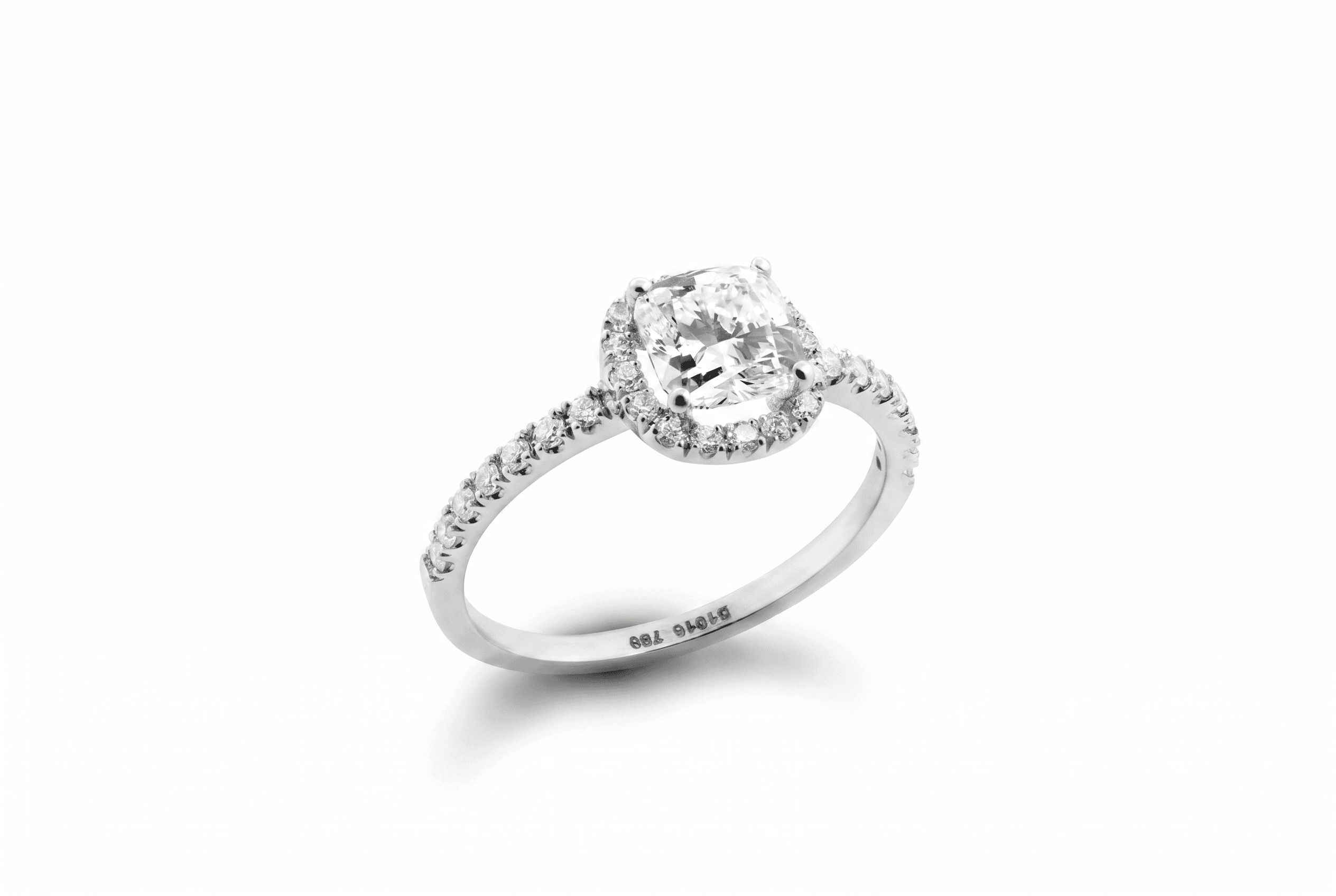 Anillo Rosetón Halo Cushion Oro 18 Kilates con Brazo de Diamantes de Laboratorio en Pavé