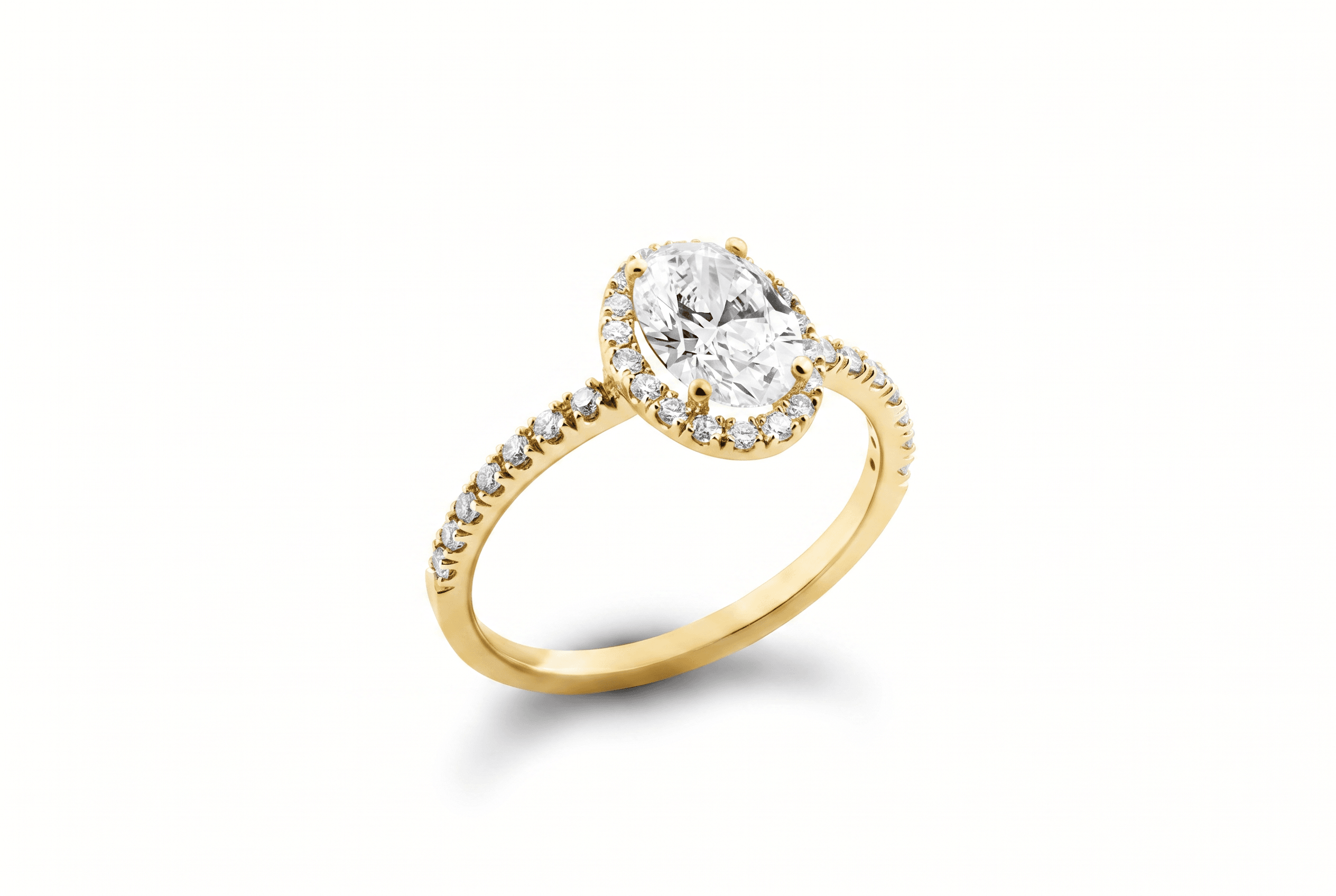 Anillo Rosetón Halo Oval Oro 18 Kilates con Brazo de Diamantes en Pavé