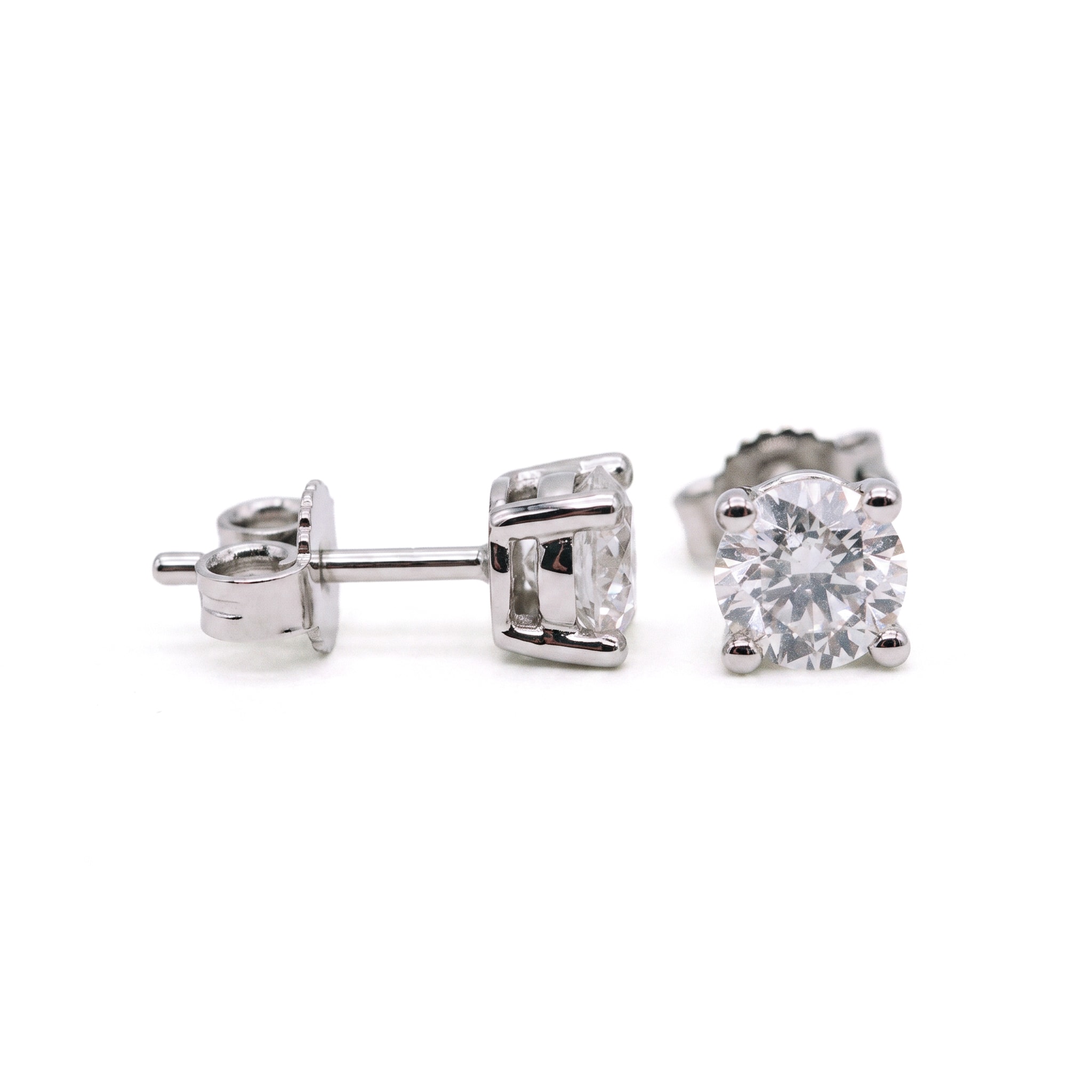Pendientes Solitario Oro 18K con Diamante de Laboratorio en Garras en Cono · Blanco