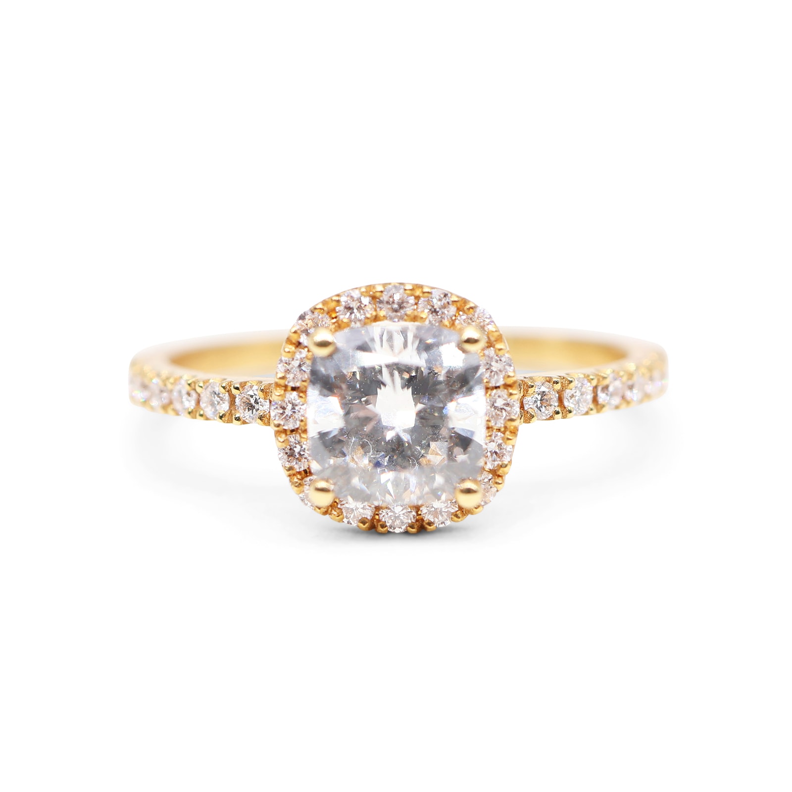 Anillo Rosetón Halo Cushion Oro 18 Kilates con Brazo de Diamantes de Laboratorio en Pavé